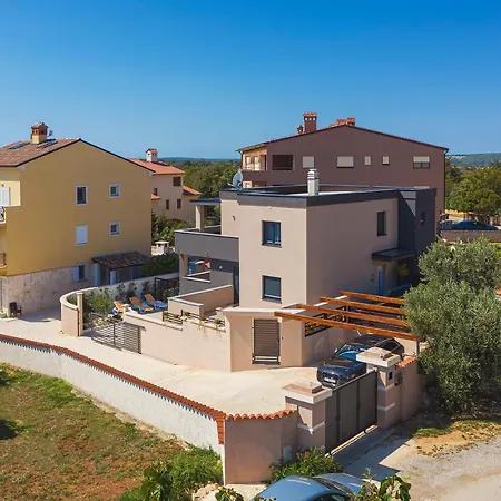 Noemi Villa *